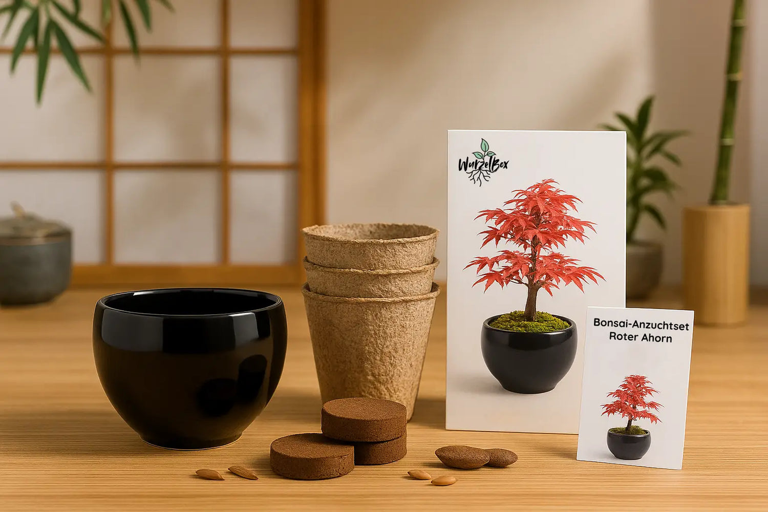 Wurzelbox Bonsai Anzuchtset Roter Ahorn – Set-Inhalt mit schwarzem Keramiktopf, Anzuchttöpfen, Substratscheiben, Ahornsamen und bebilderter Anleitung auf Holztisch.